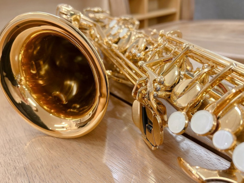 中古楽器店のサックス