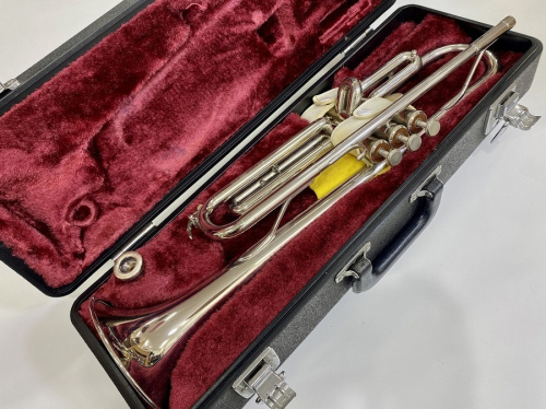 中古楽器店のトランペット