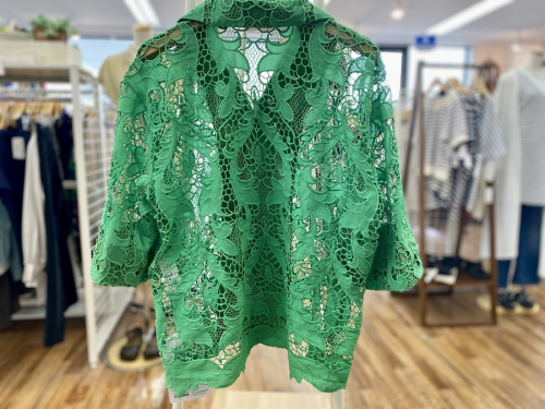 トーガプルラのブラウス