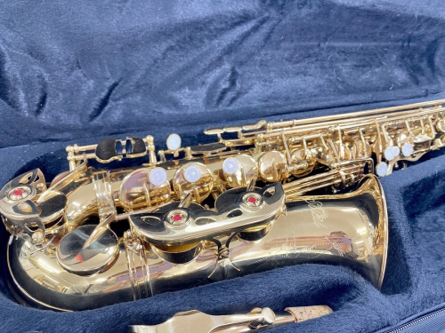 中古楽器店のサックス