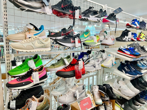 スニーカーのナイキ