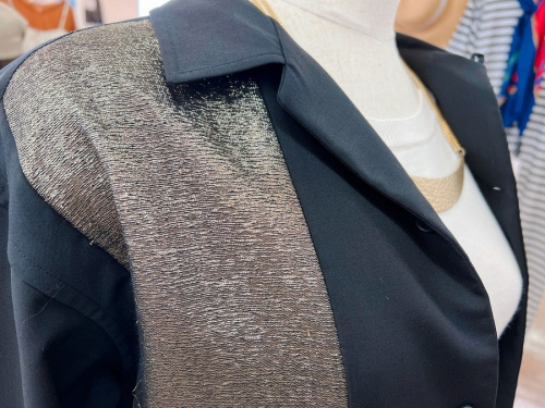 オープンカラーのSaint Laurent Paris