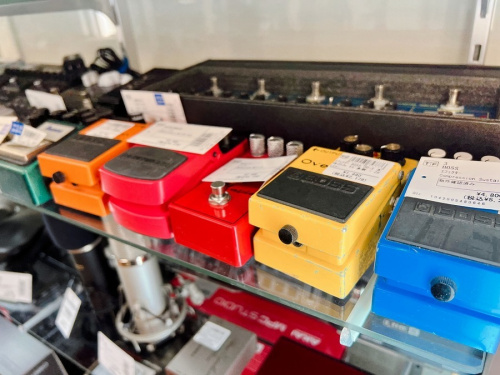 中古楽器店のギター