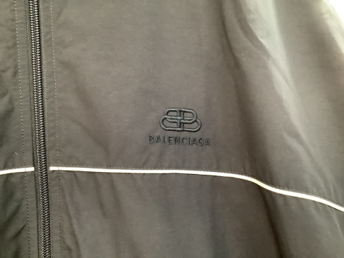 バレンシアガのワンポイントトラックジャケット