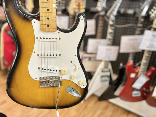 中古楽器店のギター