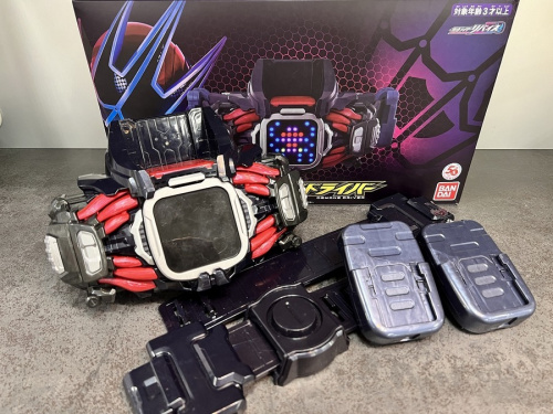 DXデモンズドライバーの仮面ライダーリバイス