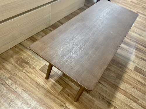 家具のテーブル