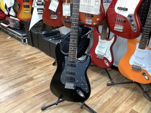 中古楽器店のギター