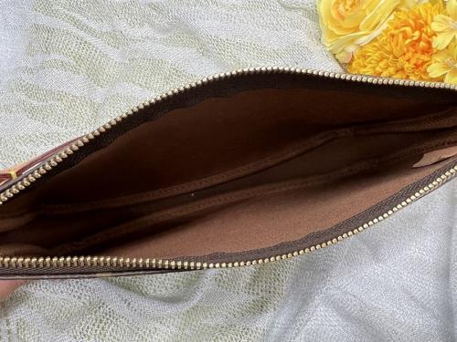 バッグのLOUIS VUITTON