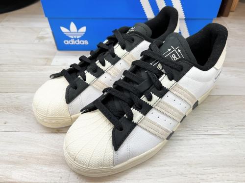 スニーカーのadidas