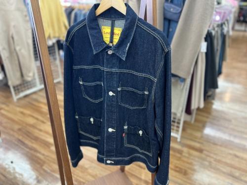 ジャケットのLEVI'S RED