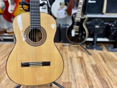 中古楽器店のギター