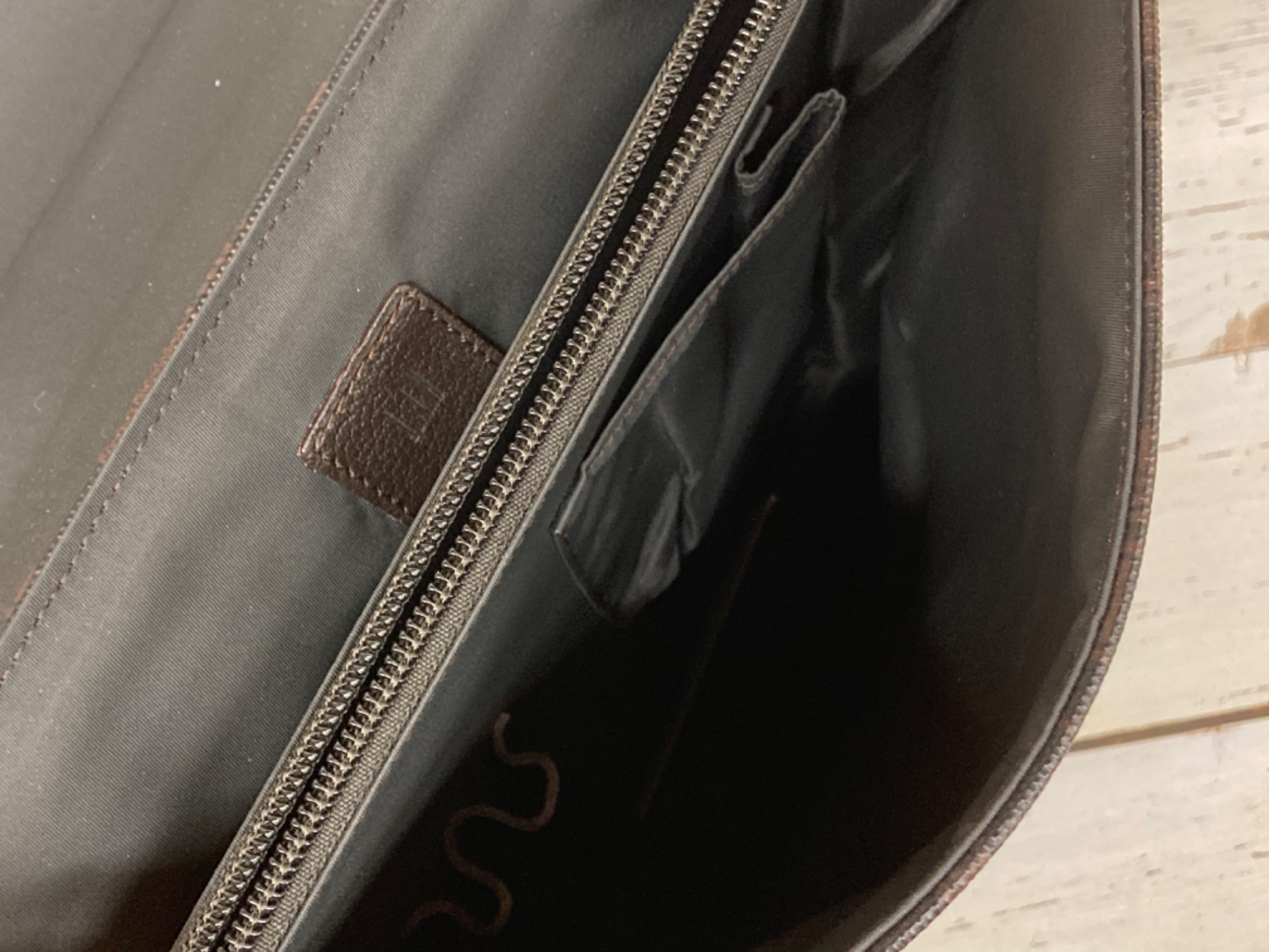 dunhill / ダンヒル】ショルダーバッグ《ダイヤルロック付》 が
