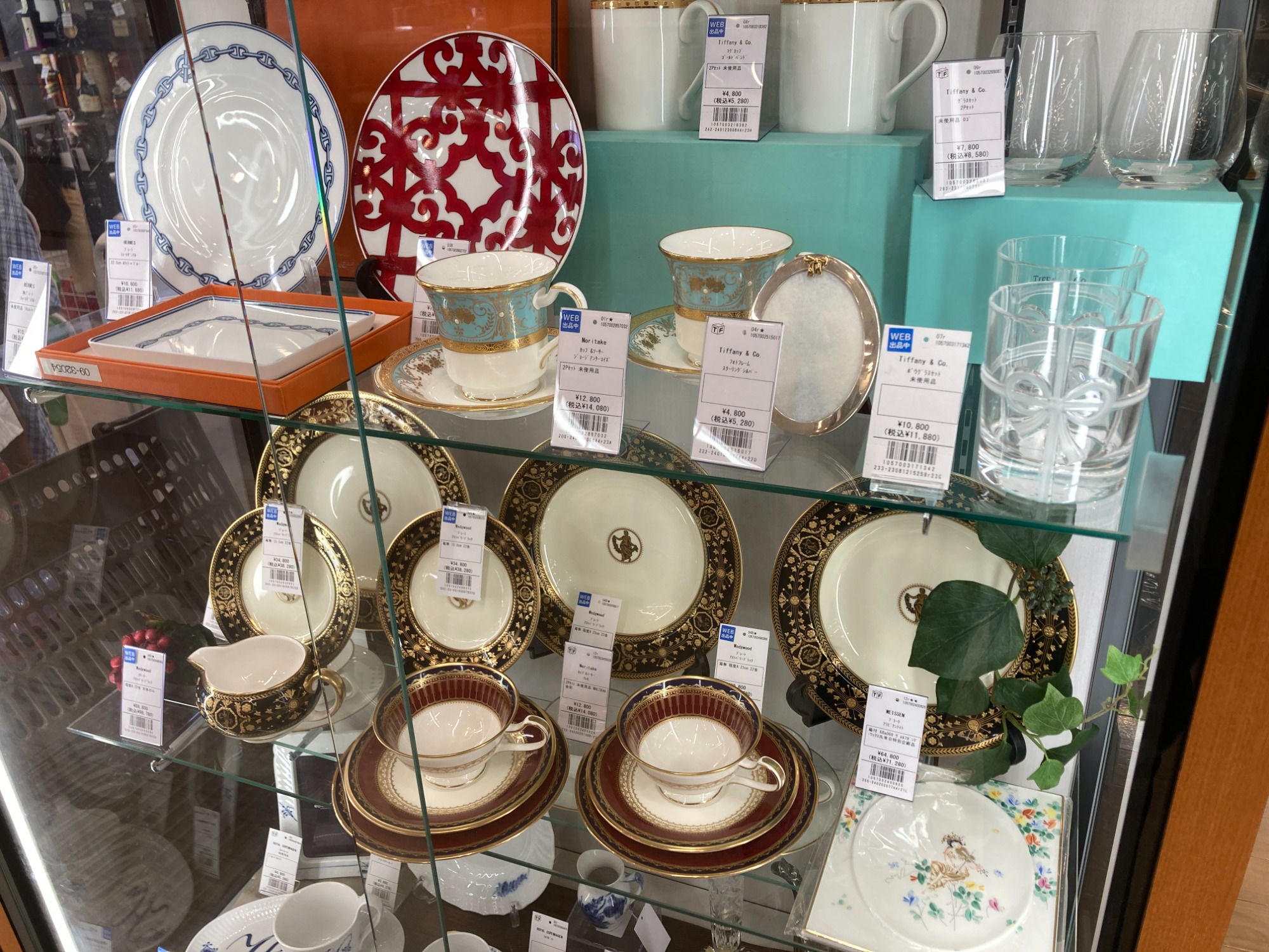 Herend/ヘレンド】ヴィクトリアブーケの洋食器 が入荷いたしました