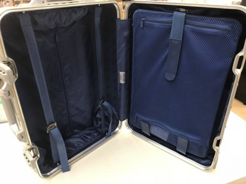 スーツケースのバッグ