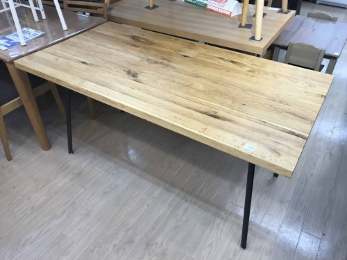 家具のテーブル