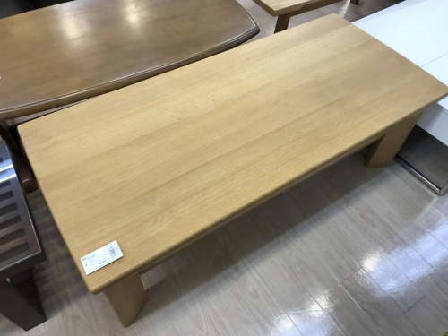 家具のテーブル