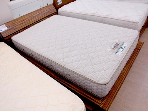 ダブルベッドのSealy × Boconcept