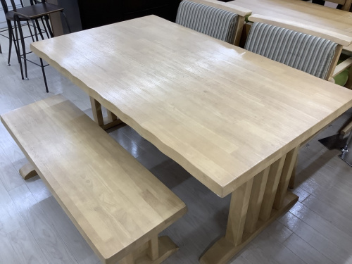 生活家具のテーブル