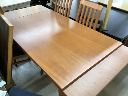 生活家具のテーブル