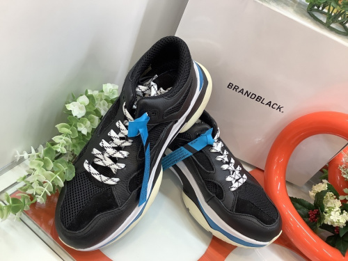 靴のスニーカー