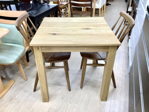 生活家具のテーブル