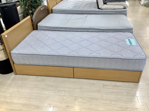 ベッドのシングルベッド