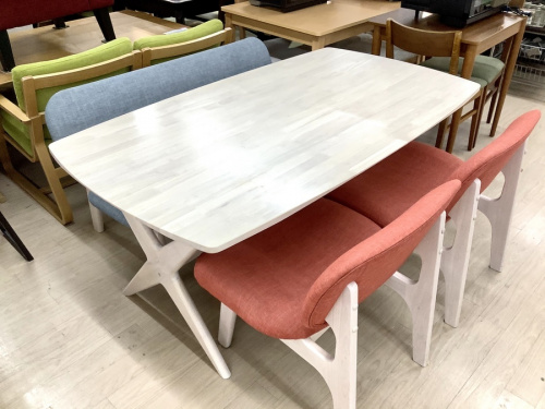 生活家具のテーブル