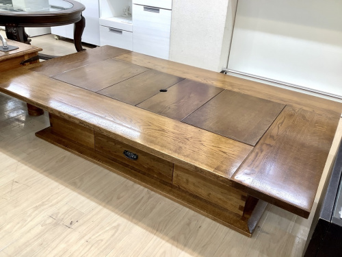 生活家具のテーブル