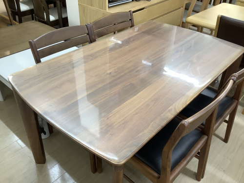 生活家具のテーブル