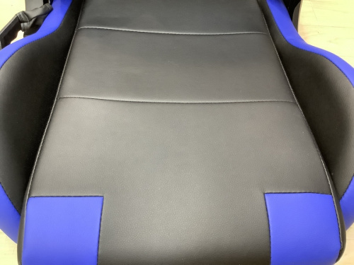 ゲーミング座椅子のブルー×ブラック