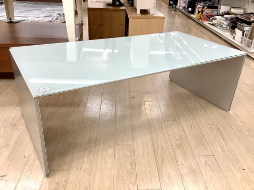 生活家具のテーブル