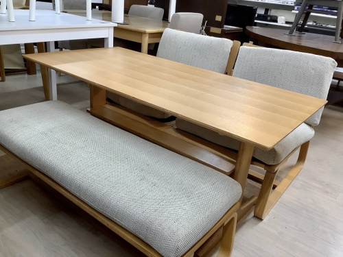 生活家具のテーブル