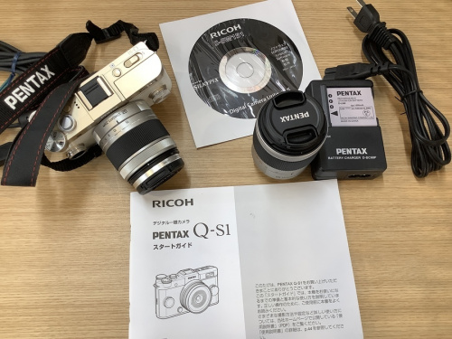 デジタルカメラのミラーレス一眼カメラ