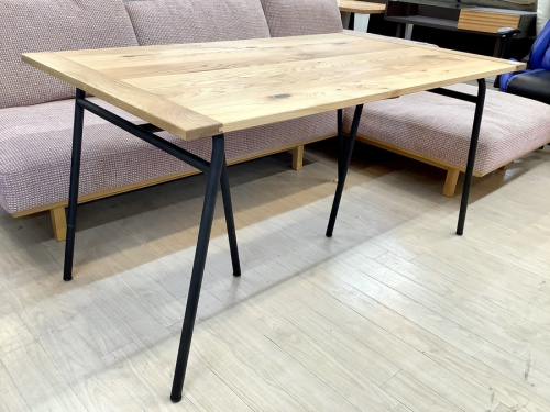 生活家具のテーブル