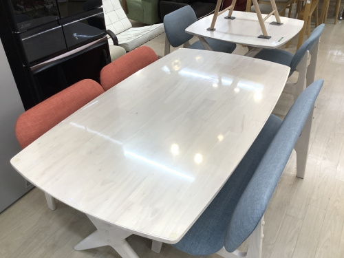 生活家具のテーブル