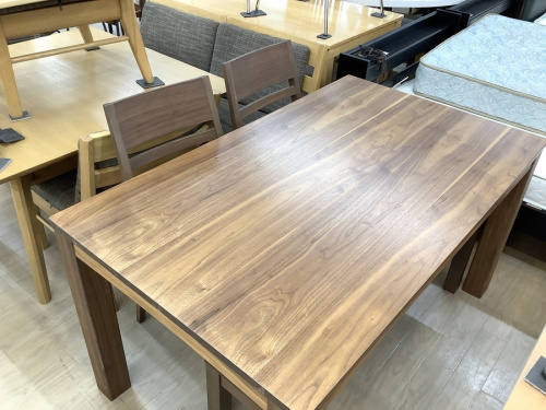 生活家具のテーブル