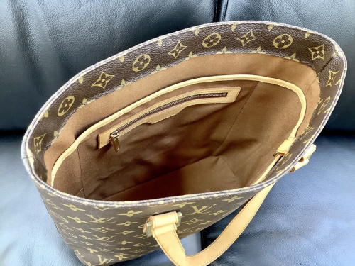 トートバッグのLOUIS VUITTON