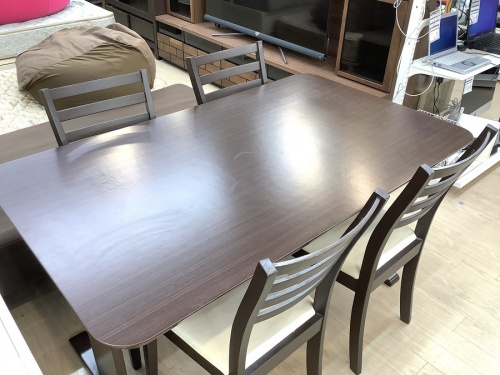 生活家具のテーブル