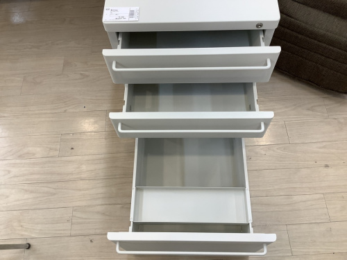 万能収納のスチールキャビネット