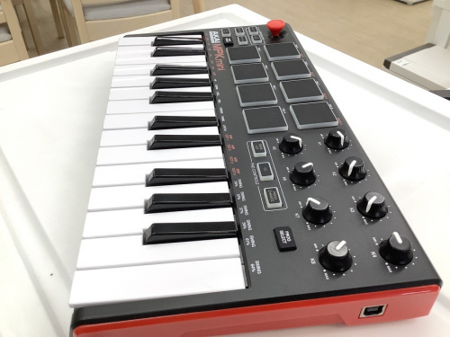 キーボードコントローラーのAKAI
