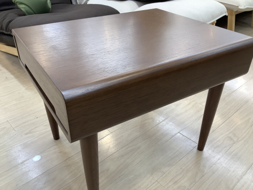 生活家具のテーブル