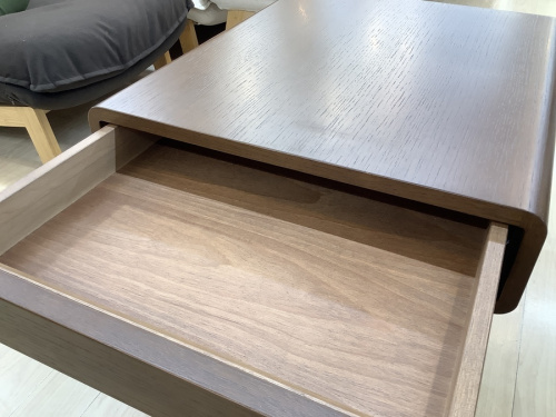 テーブルのサイドテーブル