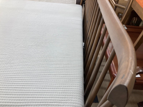 ベッドのクイーンベッド