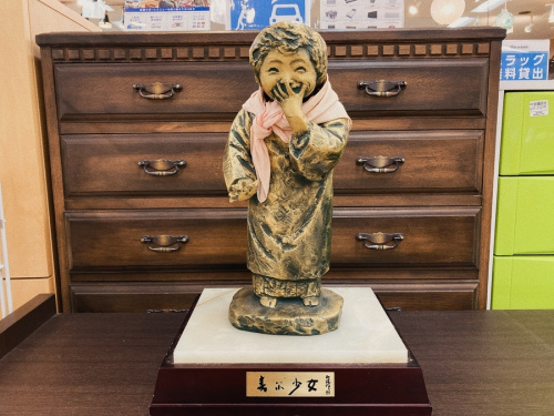 雑貨の喜ぶ少女