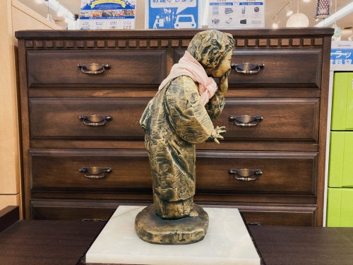 喜ぶ少女のブロンズ像