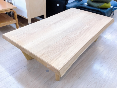 家具のテーブル