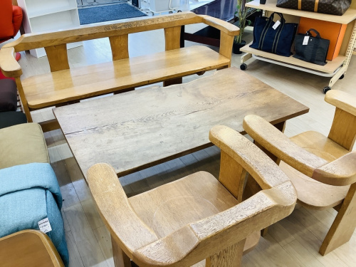 生活家具のテーブル