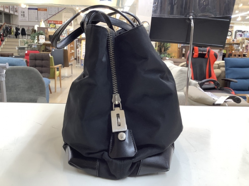 ショルダーバッグのPRADA