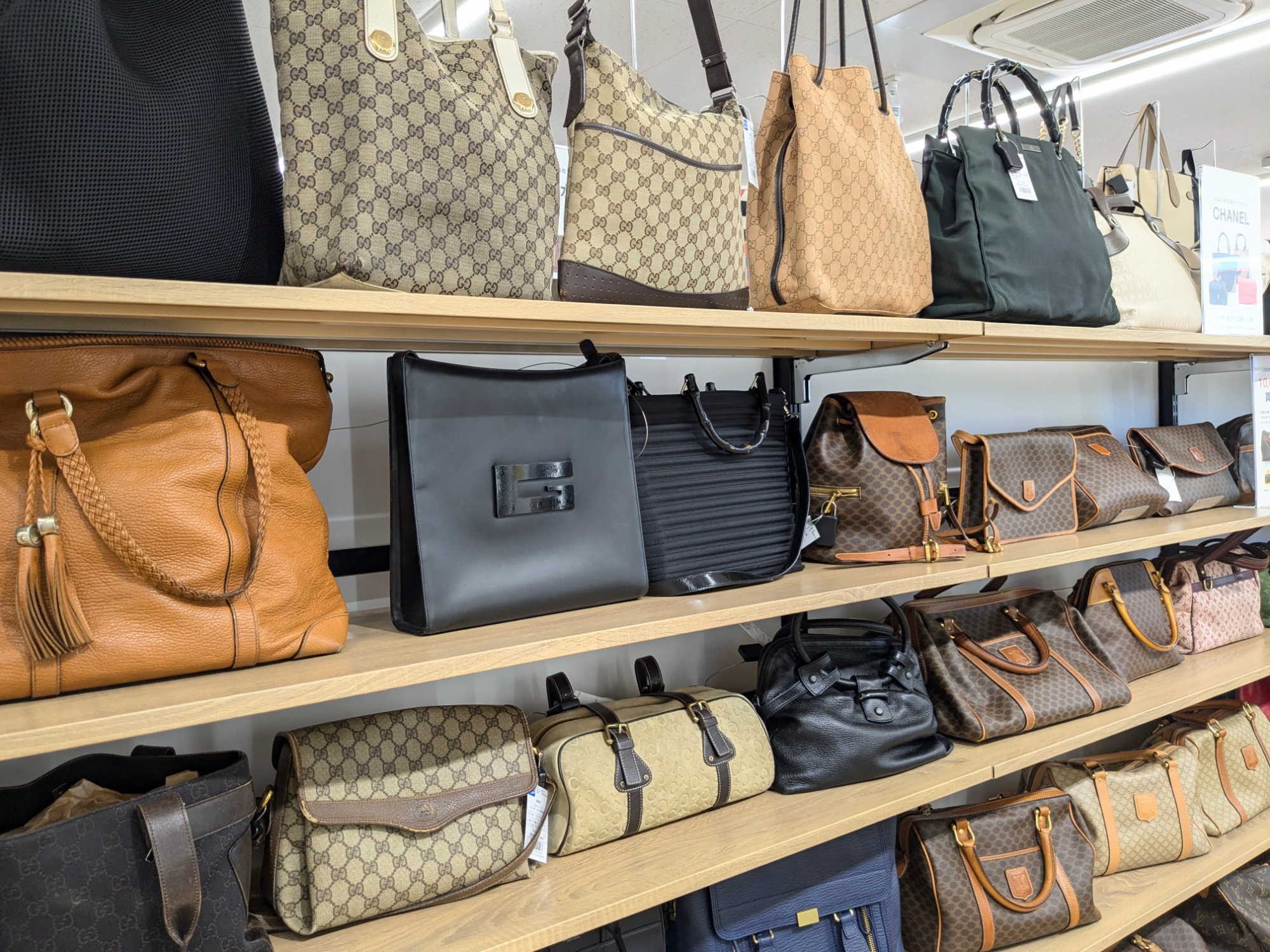 上質な大人のコーデ】GUCCI ワンショルダーバッグのご紹介です